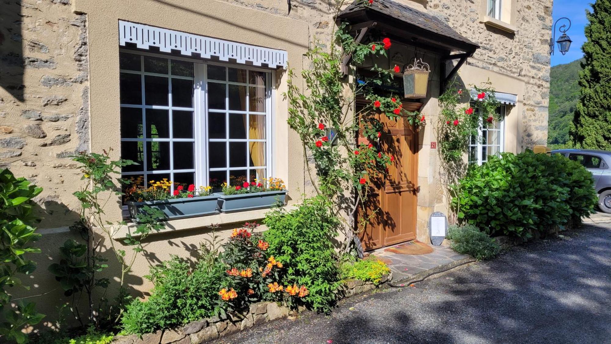 Manoir Des Pelies Spa Conques Exterior photo